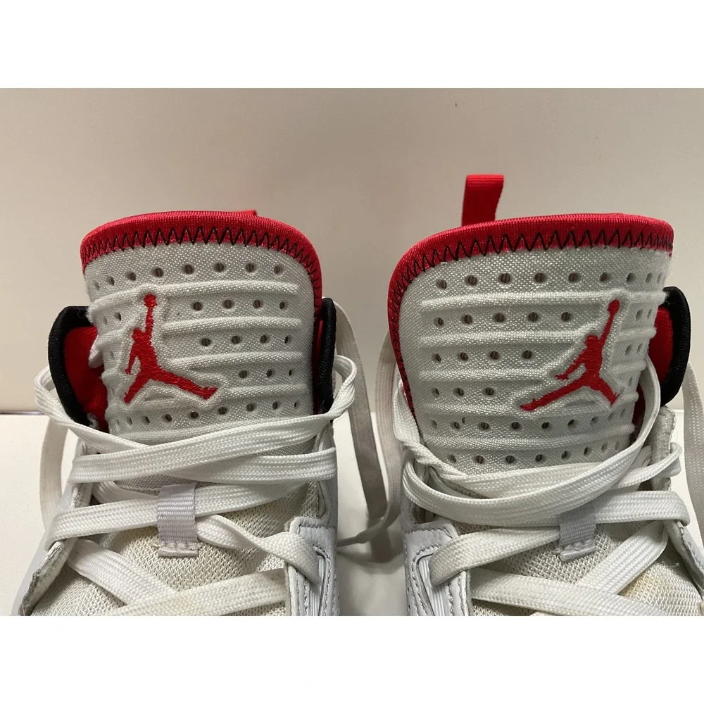 Jordan Max Aura 5 Mens White University Red Black Sneakers DQ8401-106 Size 8.5